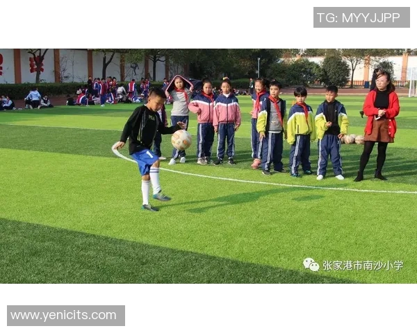 小学生足球明星墙展现青春活力与梦想追逐的精彩瞬间